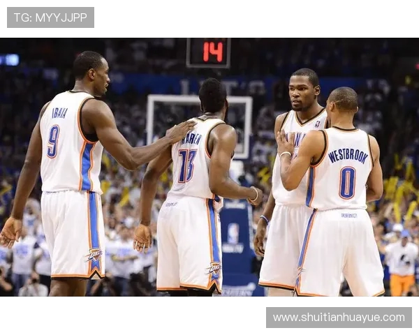 马克西热情寒暄哈登却被冷落哈登心不在焉左右游走显无奈